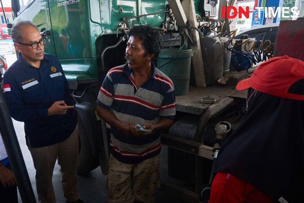 Dirjen Migas Kementerian ESDM, Tutuka Ariadji (kiri) berdialog dengan masyarakat yang mengisi bahan bakar minyak (BBM) di SPBU Pertamina di rest area KM 379A ruas jalan tol Batang-Semarang, Kabupaten Batang, Jawa Tengah (IDN Times/Dhana Kencana)