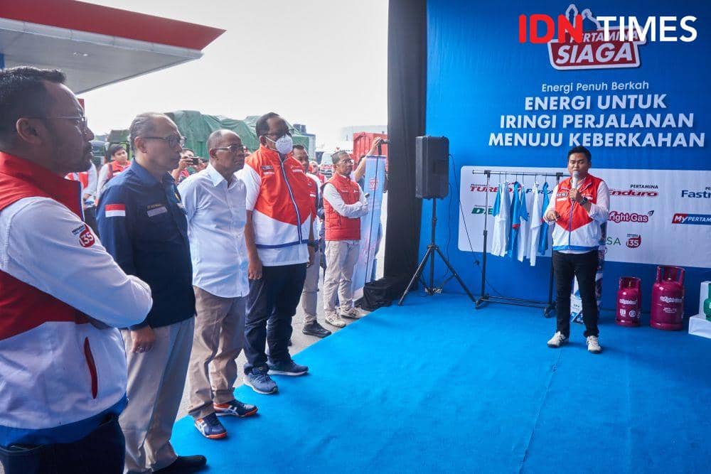 Pemantauan SPBU dan layanan tambahan untuk pengisian BBM di rest area KM 379A ruas jalan tol Batang-Semarang (IDN Times/Dhana Kencana)