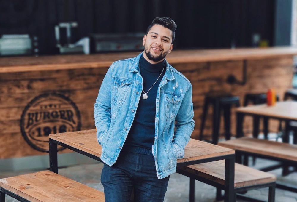 ilustrasi pria jaket denim tersenyum (pexels.com/atef khaled)