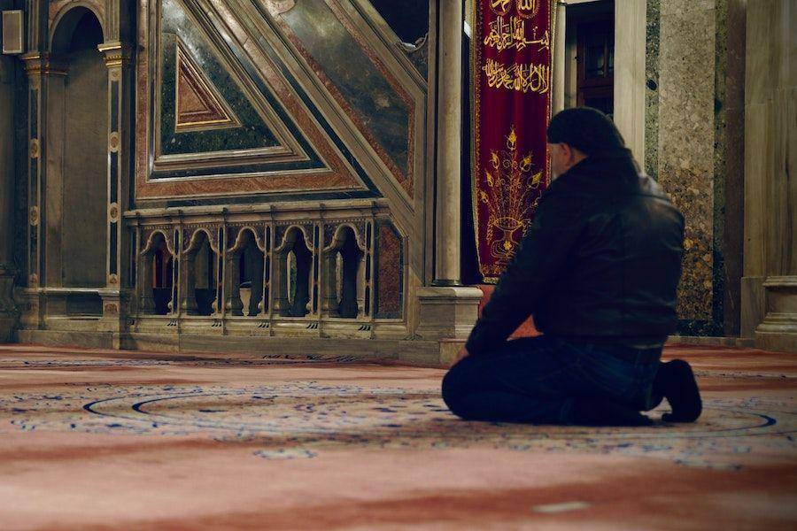 ilustrasi pria salat sendiri di masjid (pexels.com/Pir Sümeyra)