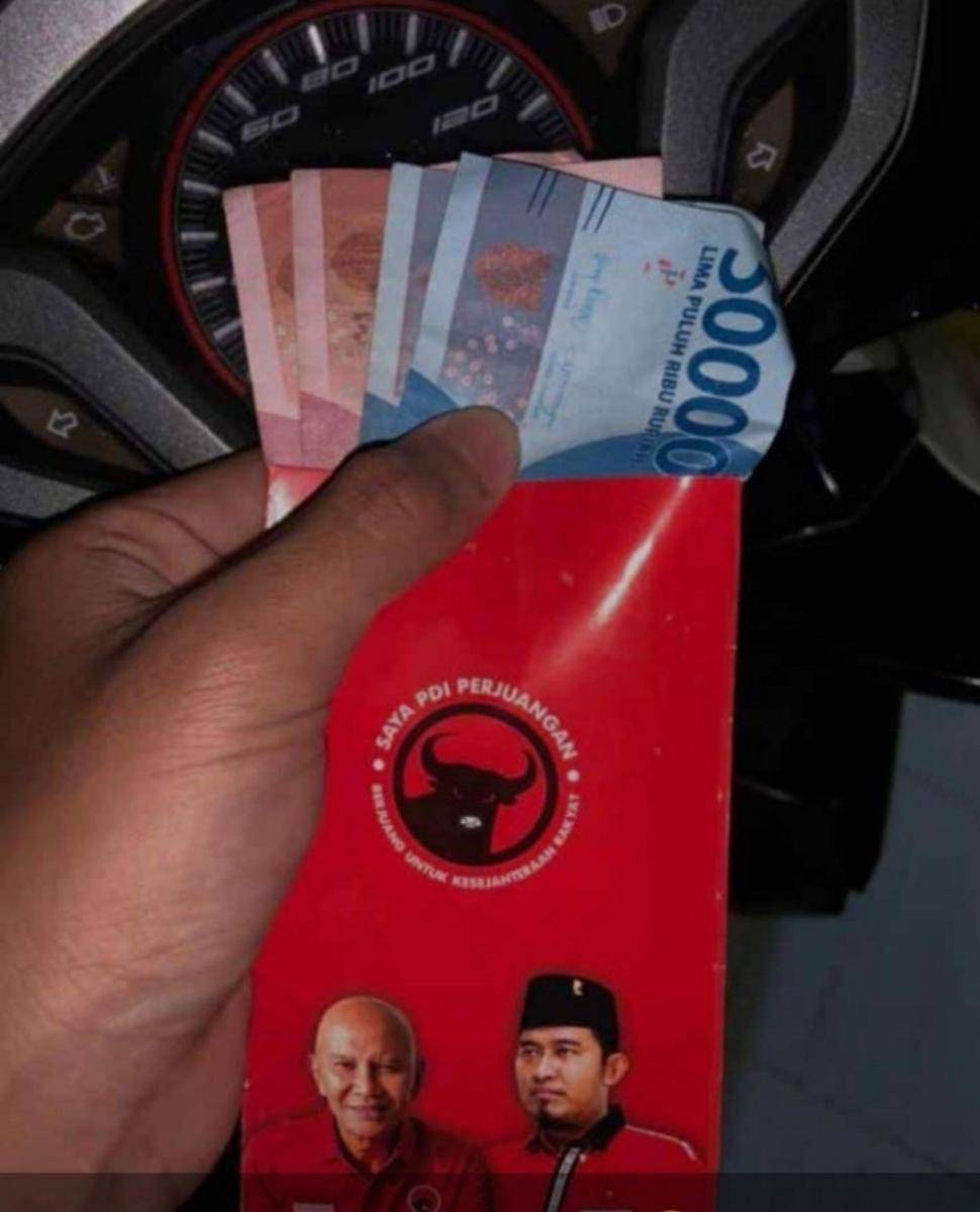 Pembagian amplop berisi uang Rp300 ribu yang dilakukan oleh politisi PDI Perjuangan, Said Abdullah di masjid di Sumenep. (www.twitter.com/@PartaiSocmed)