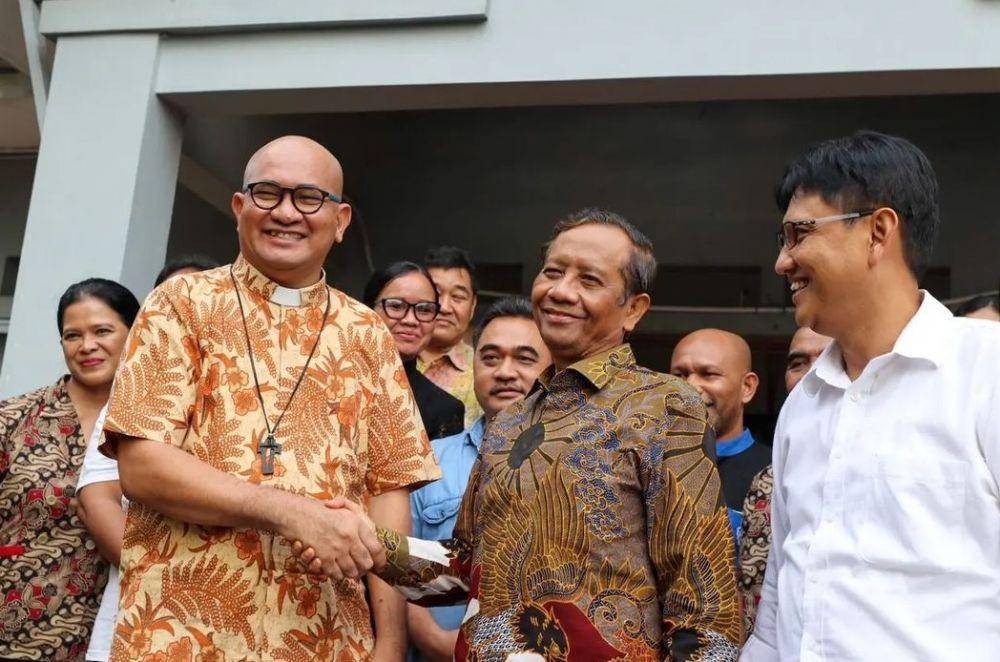 Menteri Koordinator Bidang Politik, Hukum dan Keamanan, Mahfud MD (tengah) ketika bertemu Romo Paschalis di Batam, Kepulauan Riau. (www.instagram.com/@mohmahfudmd)