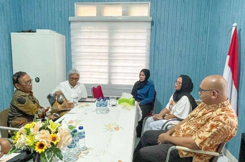 Menteri Koordinator Bidang Politik, Hukum dan Keamanan, Mahfud MD (tengah) ketika bertemu Romo Paschalis di Batam, Kepulauan Riau. (www.instagram.com/@mohmahfudmd)