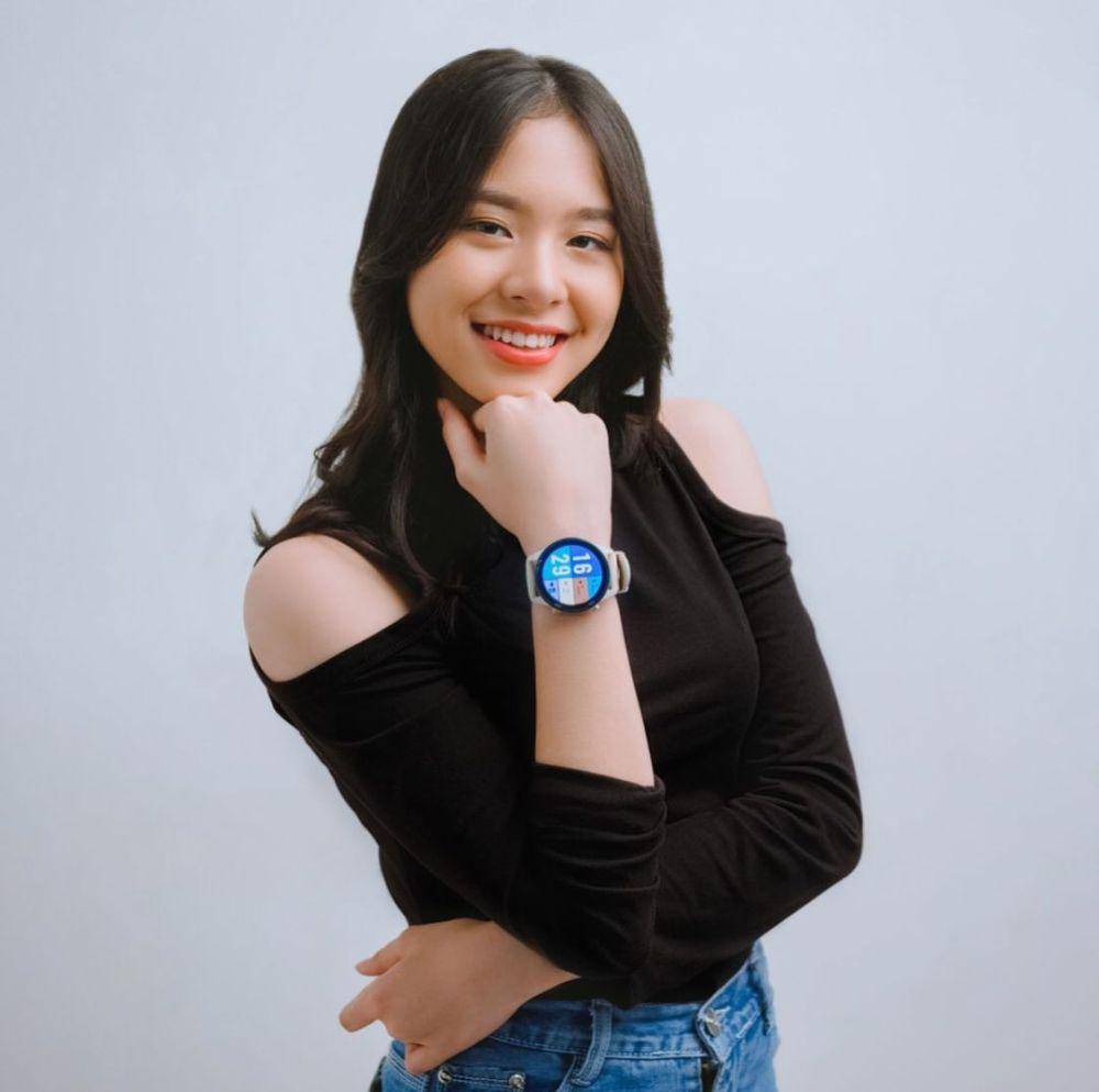 Outfit kaos off shoulder Zee JKT48 (instagram.com/jkt48.zee)