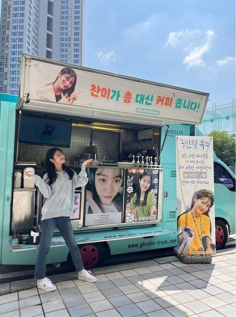 OOTD ala Shin Ye Eun (instagram.com/ __shinyeeun)