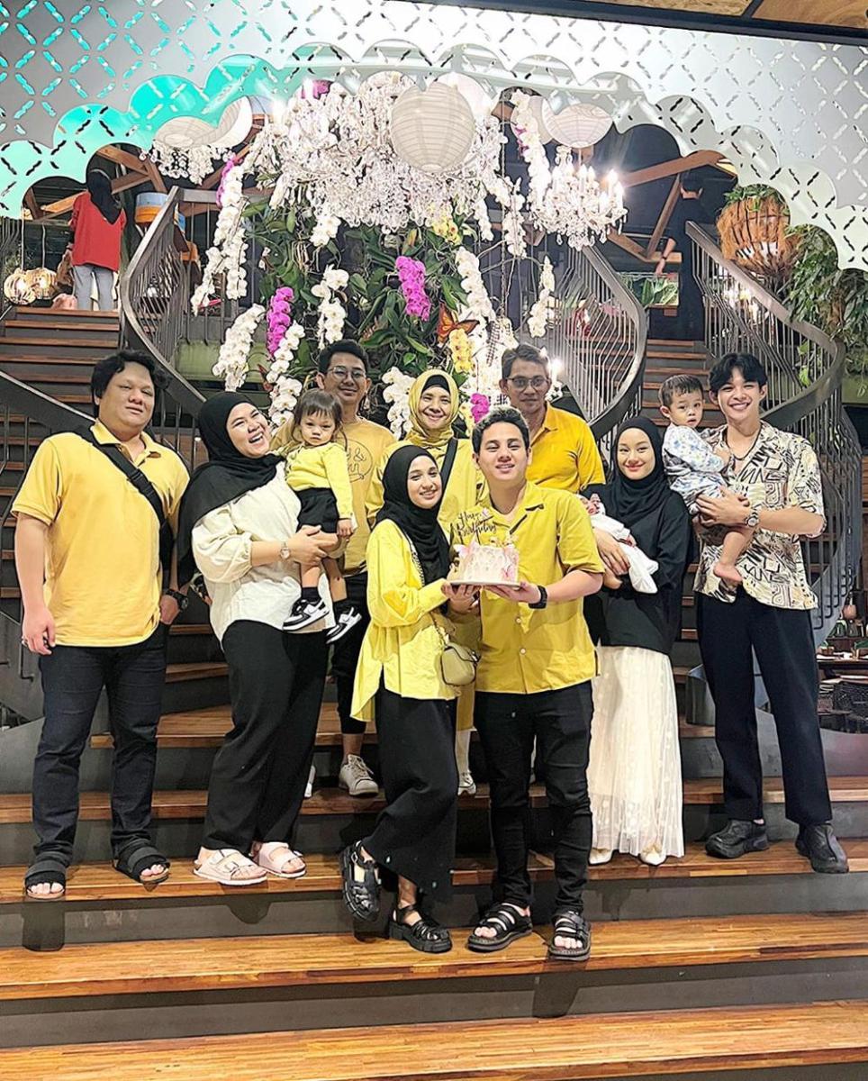 potret Dinda Hauw dan keluarga (instagram.com/asrikasura)