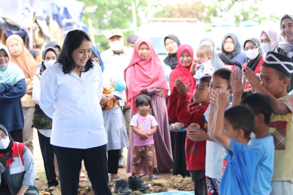 Menteri PPPA, Bintang Puspayoga mengunjungi dan meninjau kondisi perempuan dan anak korban bencana alam gempa bumi di Kabupaten Cianjur, Jawa Barat tepatnya di Desa Sukamulya dan Desa Cibulakan (dok. KemenPPPA)