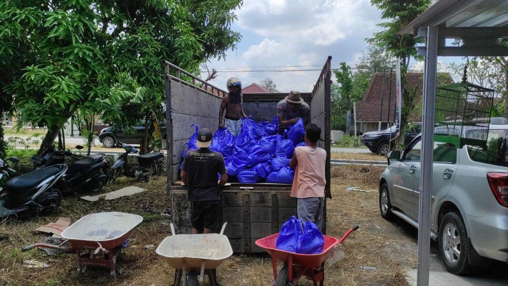 BRI Kantor Cabang Purwodadi melalui program BRI Peduli memberikan bantuan paket sembako kepada warga Grobogan dan Pati pada bulan Ramadan 2023. (dok. BRI)