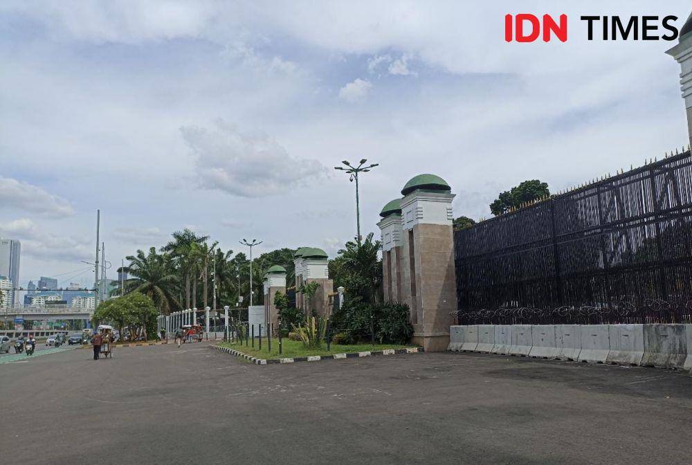 Sejumlah mahasiswa dari berbagai kampus bakal menggelar aksi di depan gedung Dewan Perwakilan Rakyat (DPR) pada Kamis (6/4/2023) siang, (IDN Times/Lia Hutasoit)
