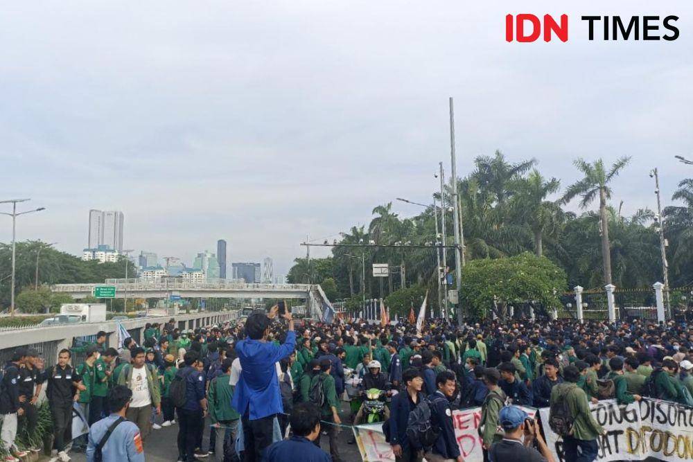 Mahasiswa kembali menggelar aksi demonstrasi penolakan Perppu Cipta Kerja pada Kamis (6/4/2023). (IDN Times/Lia Hutasoit)