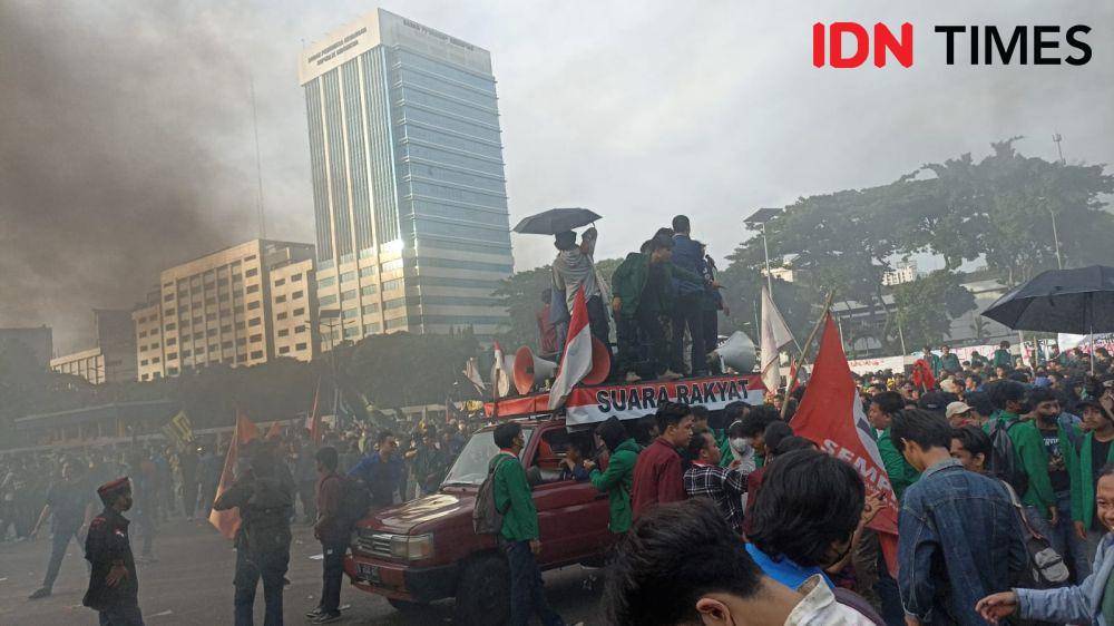 Aksi mahasiswa dalam demosntrasi menolak UU Cipta Kerja yang disahkan DPR. Aksi ini berlangsung di Gedung DPR, Kamis (6/4/2023). (IDN Times/ Lia Hutasoit)
