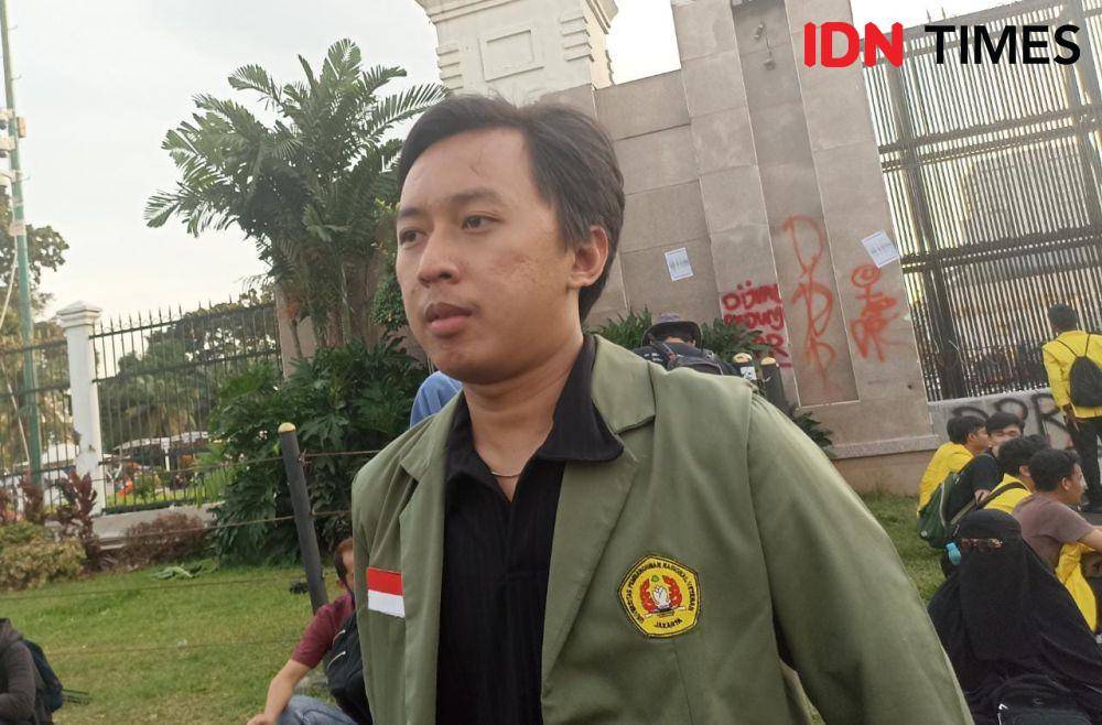 Ketua Badan Eksekutif Mahasiswa (BEM) Universitas Pembangunan Nasional Veteran Jakarta (UPNVJ) Rifqi Adyatma saat demo mahasiswa tolak UU Cipta Kerja di depan gedung DPR RI, Kamis (6/4/2023) (IDN Times/Lia Hutasoit)