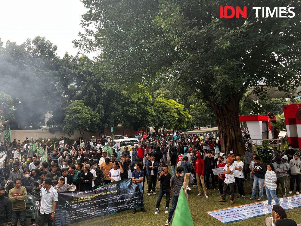 Aliansi Massa memprotes pencopotan Brigjen Endar Priantoro oleh Firli Bahuri (IDN Times/Aryodamar)