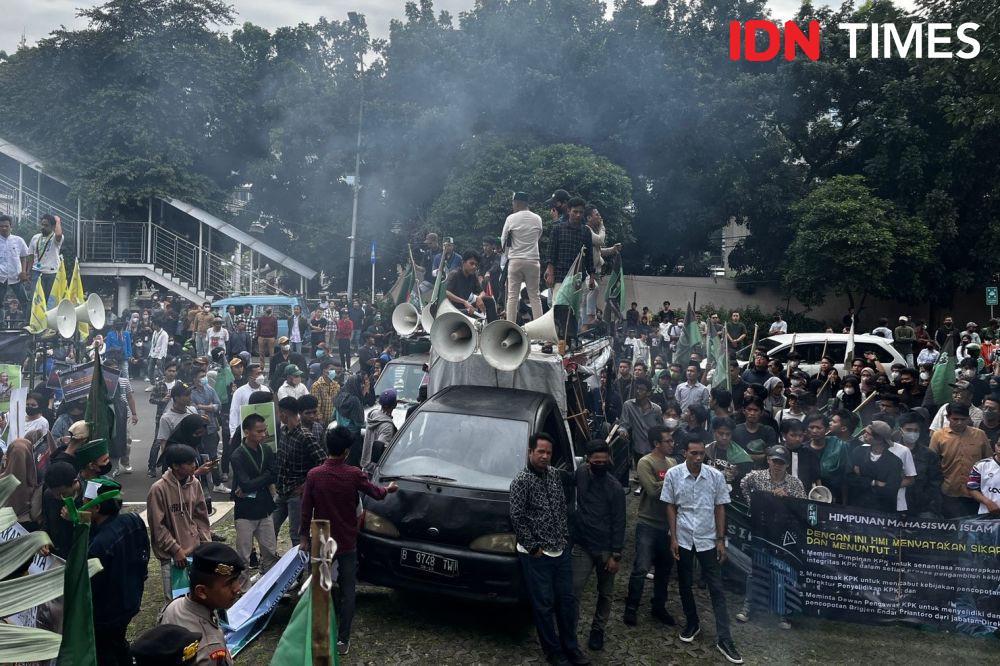 Aliansi Massa memprotes pencopotan Brigjen Endar Priantoro oleh Firli Bahuri (IDN Times/Aryodamar)