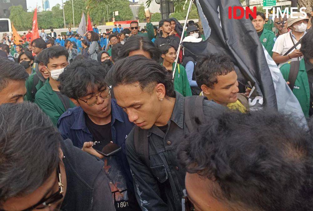Aktor Jefri Nichol ikut bersama mahasiswa dalam demonstrasi menolak UU Cipta Kerja di Gedung DPR, Jakarta, Kamis (6/4/2023). (IDN Times/Lia Hutasoit)