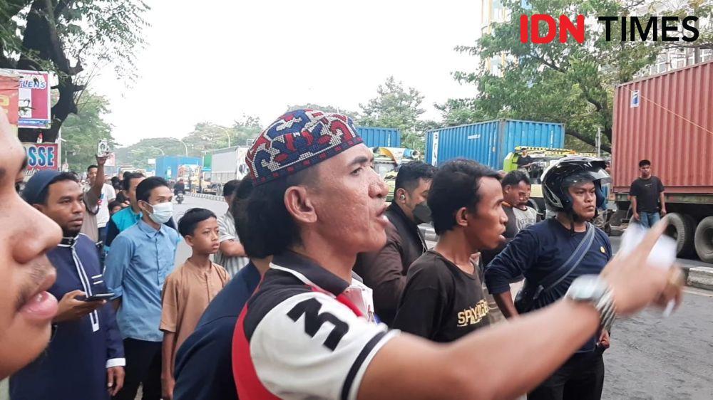 Warga asal Kabupaten Jeneponto yang terjebak macet di Makassar. (Dahrul Amri/IDN Times Sulsel)