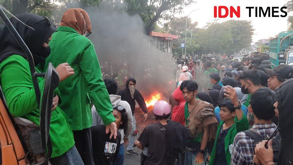 Mahasiswa demo dan bakar ban blokade Jl Sultan Alauddin. (Dahrul Amri/IDN Times Sulsel)