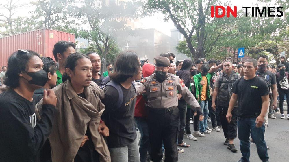 Demo mahasiswa saat memblokade jl Sultan Alauddin Makassar, Kamis (6/4/2023). (Dahrul Amri/IDN Times Sulsel)