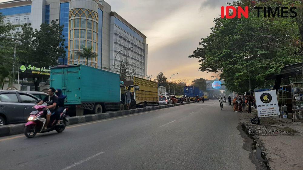 Macet parah akibat demo mahasiswa Makassar disalah satu titik di Jl Sultan Alauddin. (Dahrul Amri/IDN Times Sulsel)