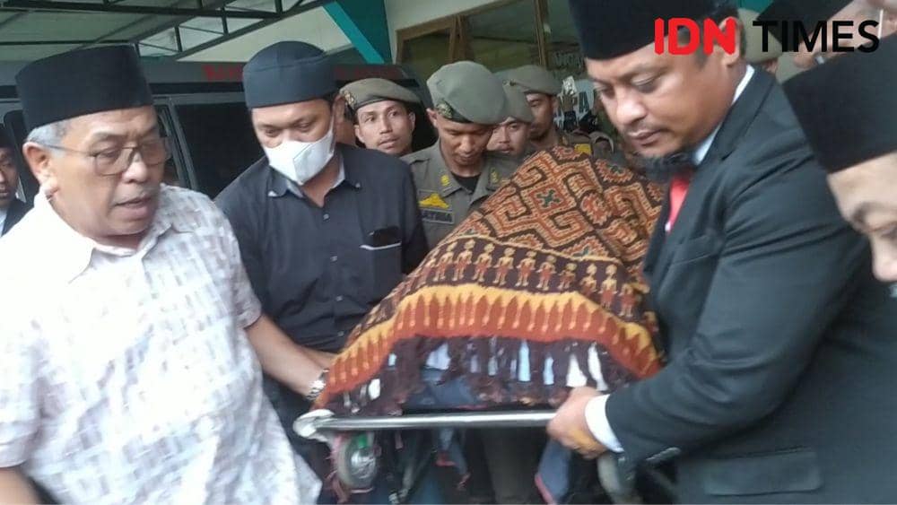 Gubernur Sulawesi Selatan, Andi Sudirman Sulaiman (kanan) mengangkat jenazah Wakil Bupati Luwu, Syukur Bijak. IDN Times/Ashrawi Muin