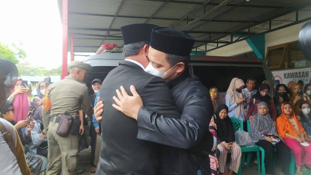 Andi Sudirman Sulaiman saat melepas jenazah Syukur Bijak. IDN Times/Ashrawi Muin