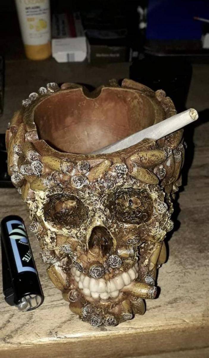 potret desain asbak paling gak jelas (reddit.com/user/stlouisbudco)