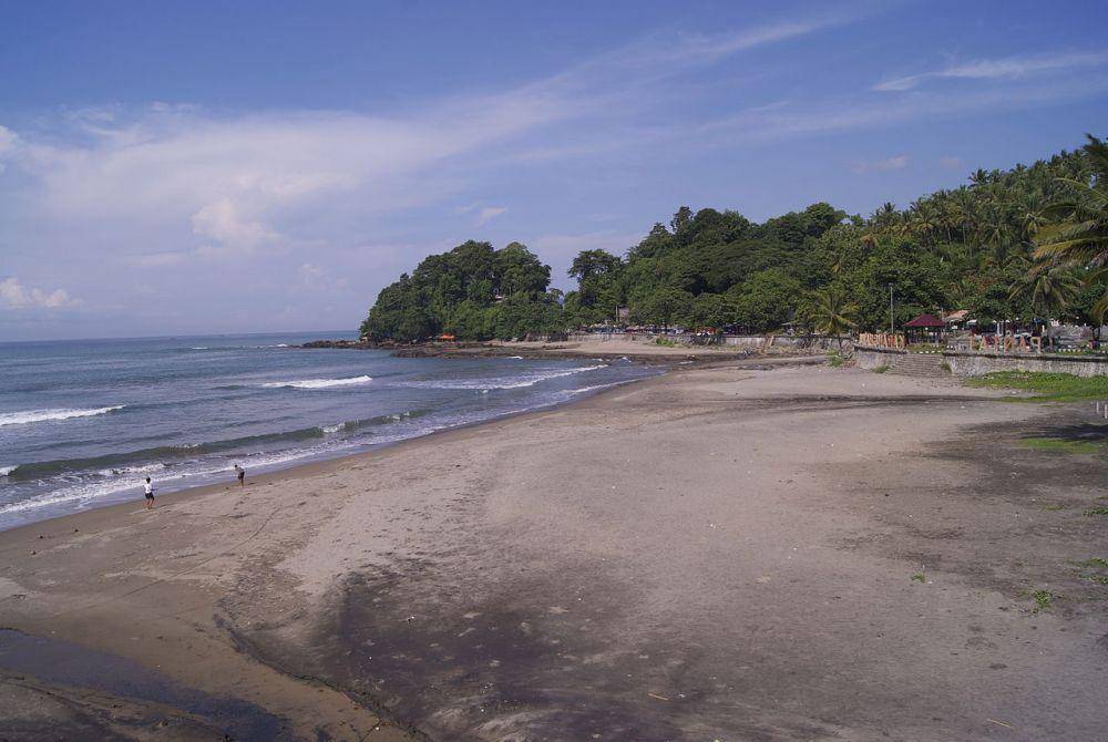 Pantai Karang Hawu (wikimedia.org/Midori)
