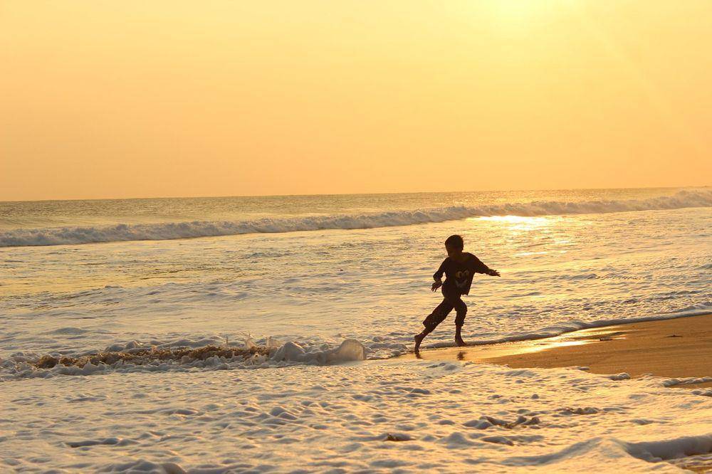 Pantai Ujung Genteng (wikimedia.org/Raffiakbar29)