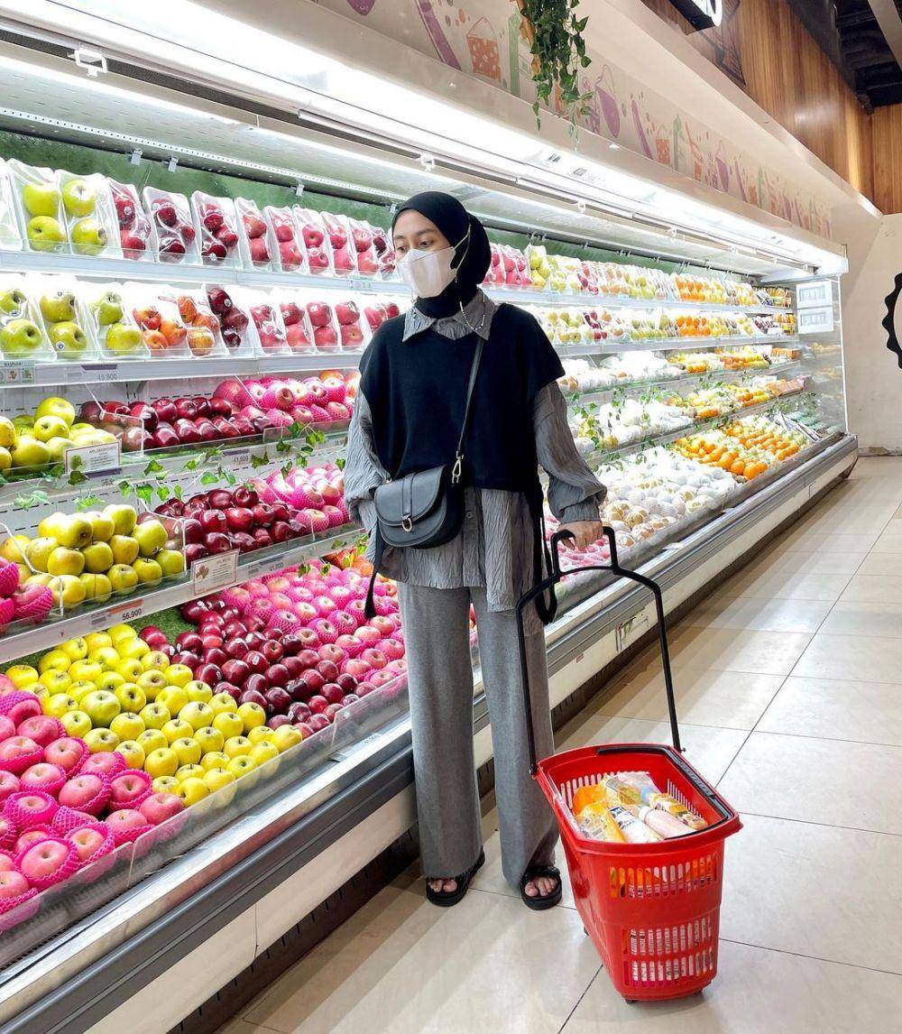 inspirasi outfit untuk grocery shopping (instagram.com/inasrana)