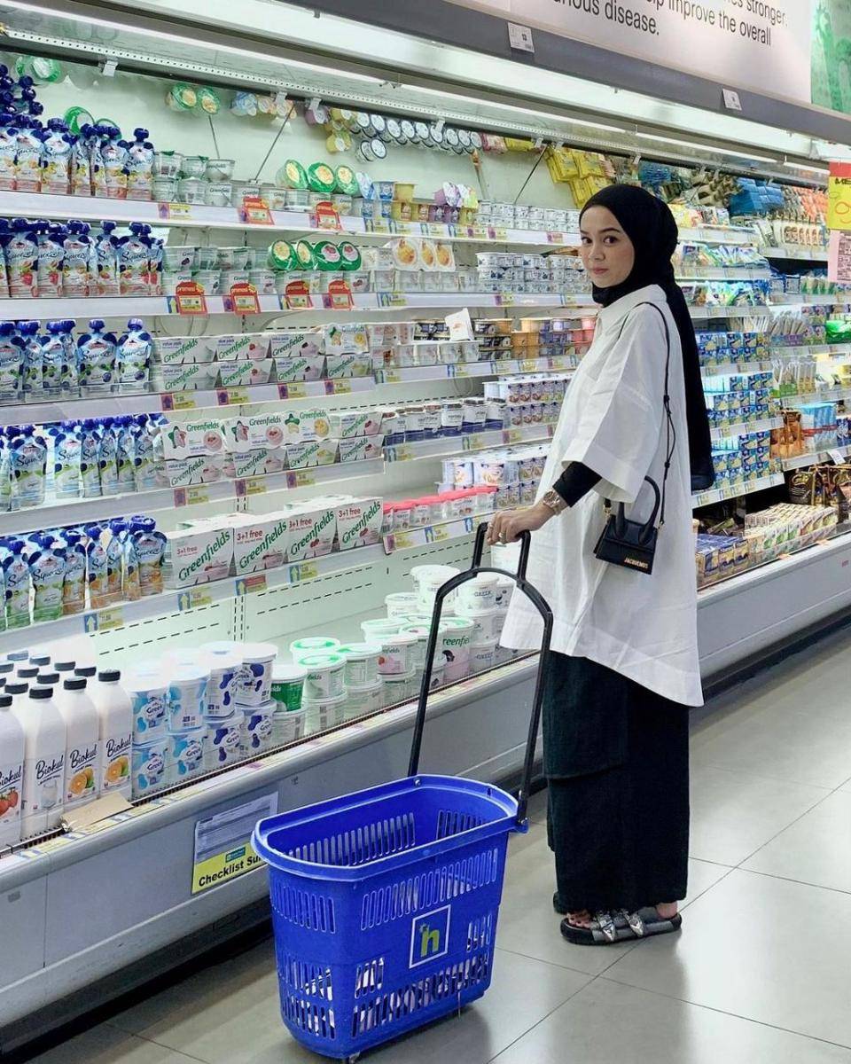 inspirasi outfit untuk grocery shopping (instagram.com/yurezalina)