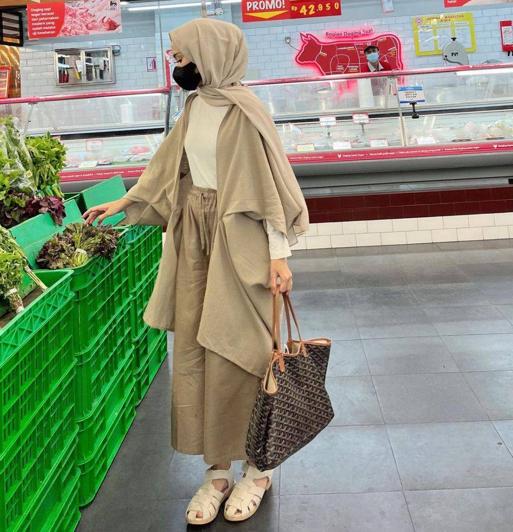 inspirasi outfit untuk grocery shopping (instagram.com/yurezalina)