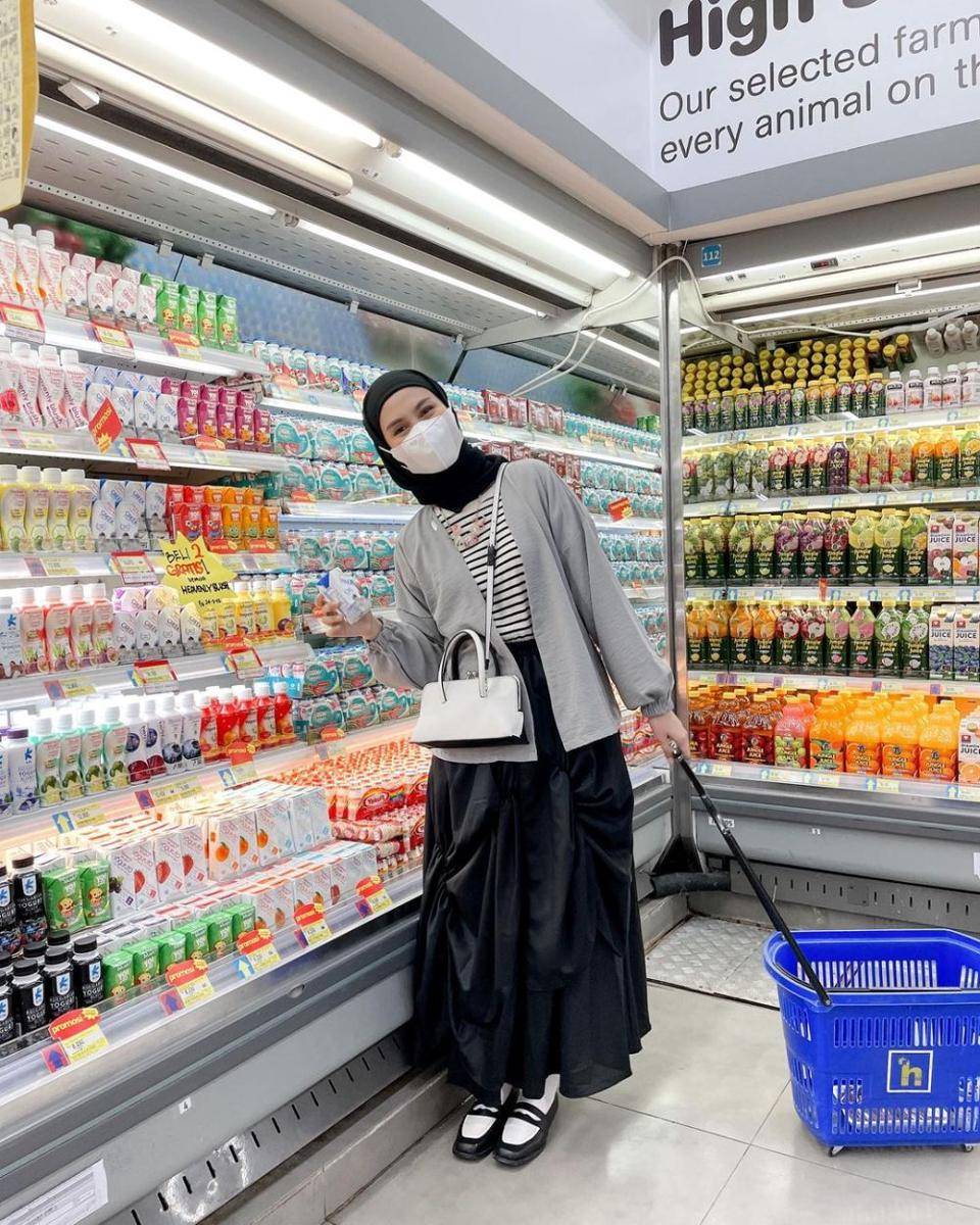 inspirasi outfit untuk grocery shopping (instagram.com/inasrana)
