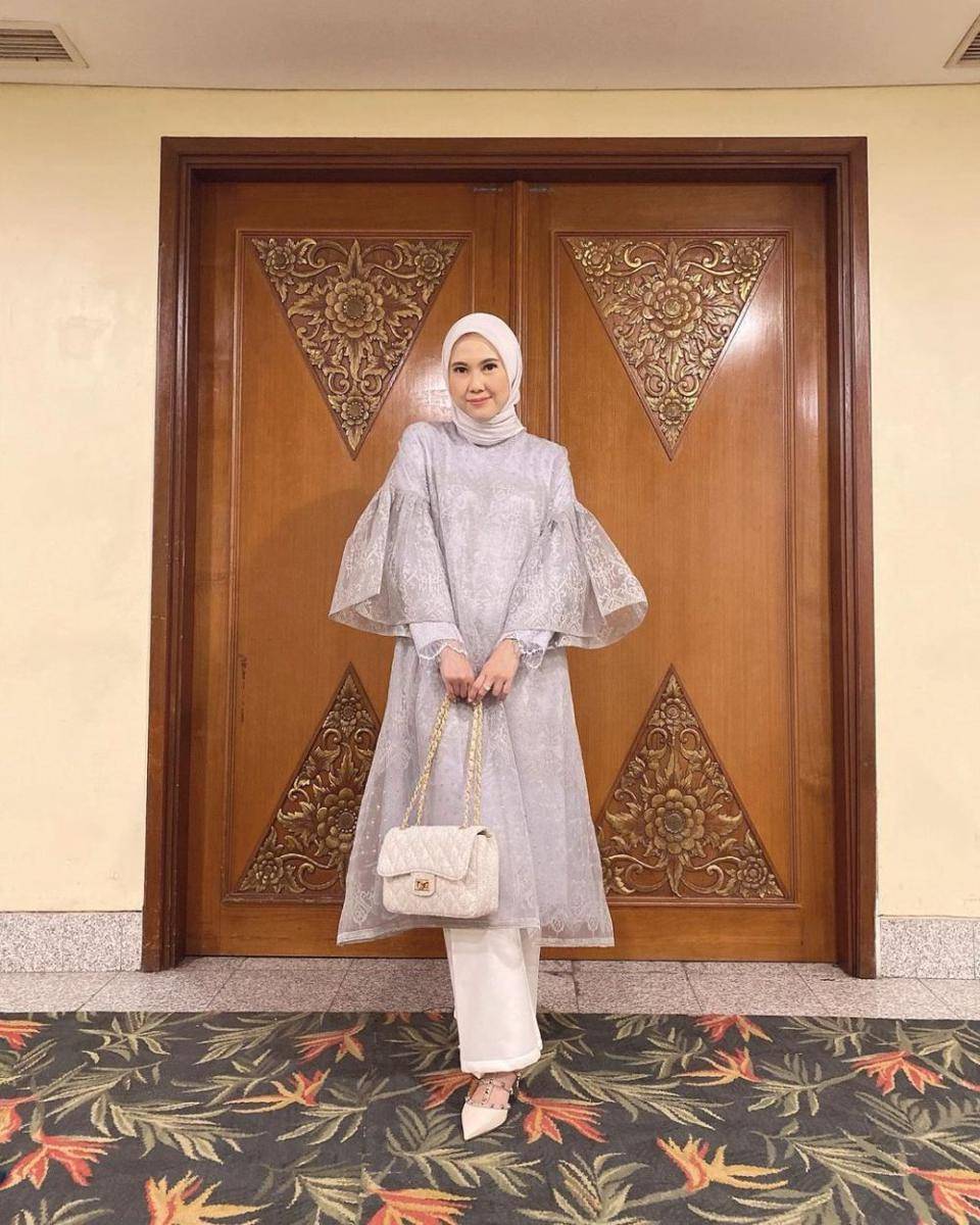 gaya OOTD kondangan ala selebgram hijab (instagram.com/vita.nurvitasari)