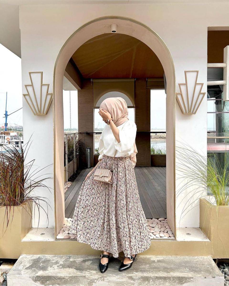 inspirasi outfit motif floral ala Rafika Rahma (instagram.com/rafikarahmaaa)