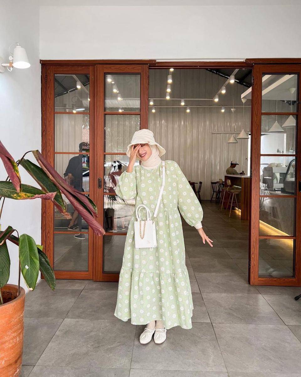 inspirasi outfit motif floral ala Rafika Rahma (instagram.com/rafikarahmaaa)