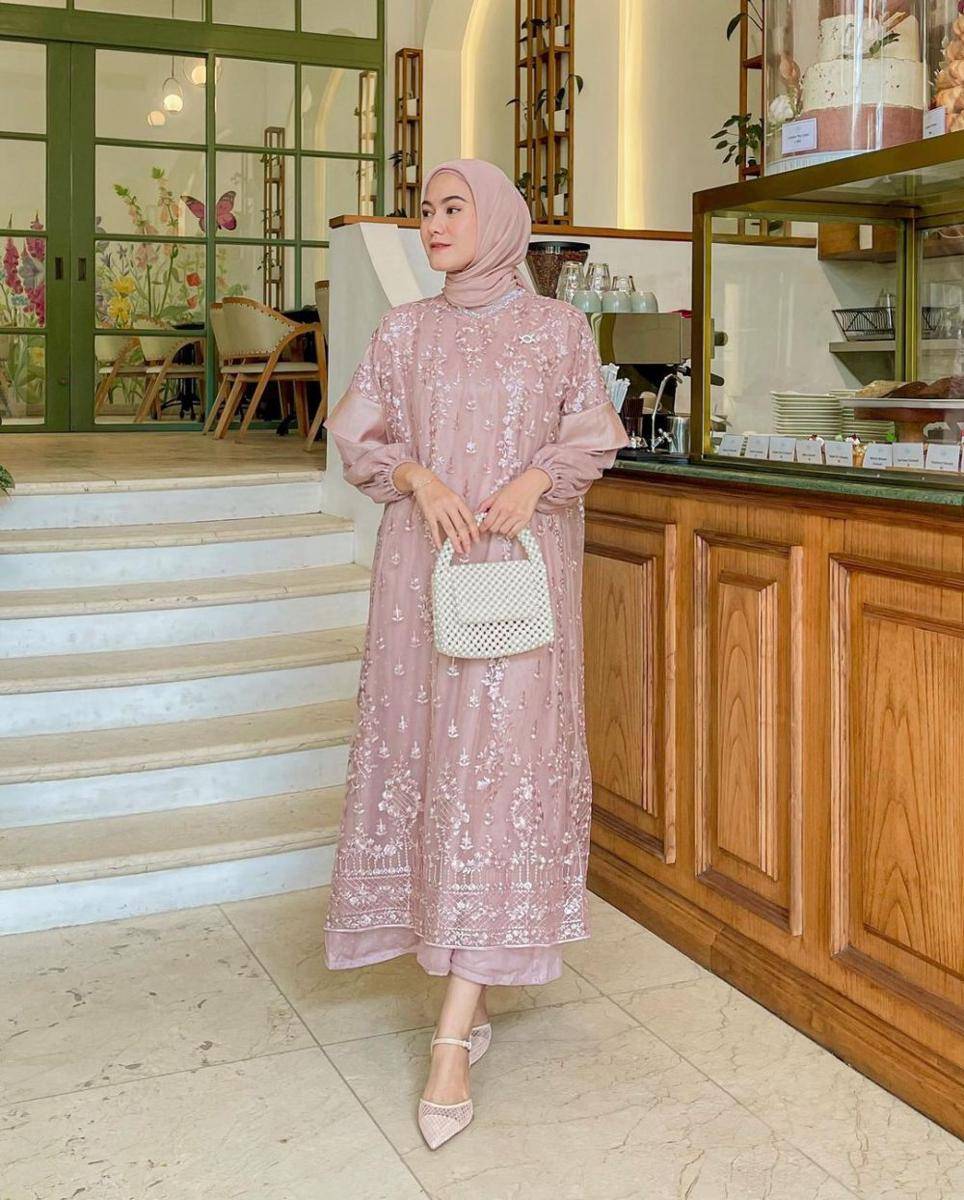 gaya OOTD kondangan ala selebgram hijab (instagram.com/kairissta)