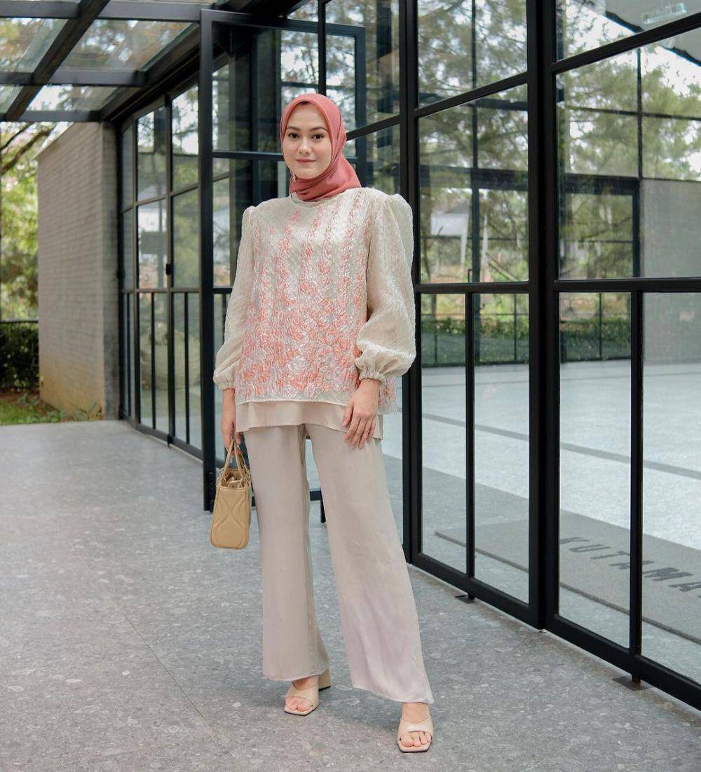 gaya OOTD kondangan ala selebgram hijab (instagram.com/kairissta)