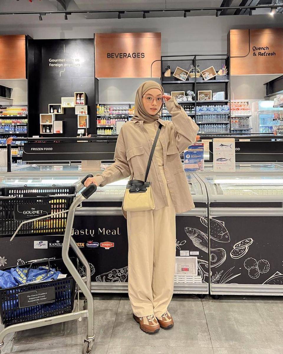 inspirasi outfit untuk grocery shopping (instagram.com/meiraniap)
