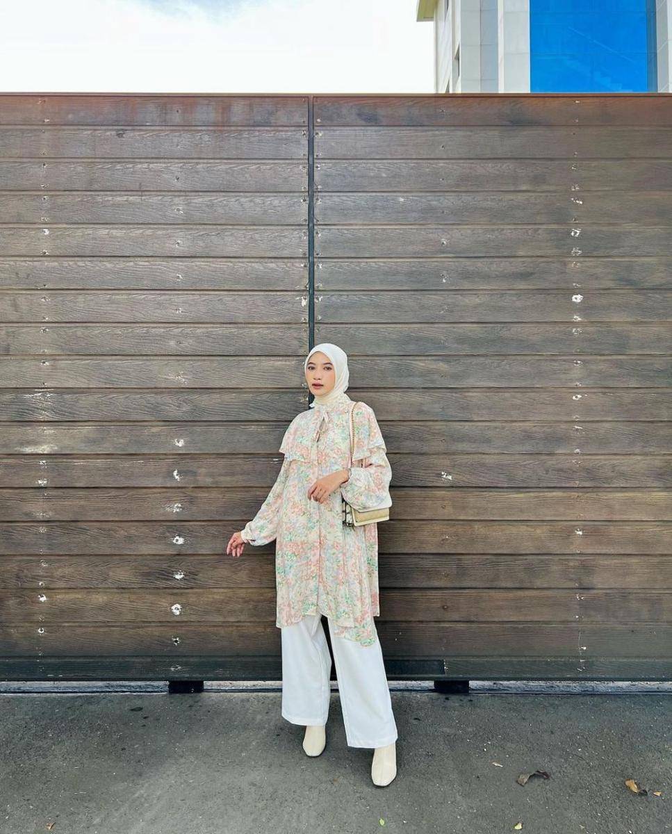 inspirasi outfit motif floral ala Rafika Rahma (instagram.com/rafikarahmaaa)