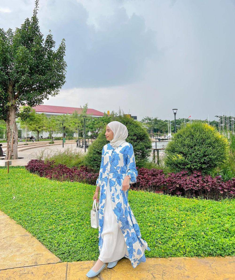 inspirasi outfit motif floral ala Rafika Rahma (instagram.com/rafikarahmaaa)