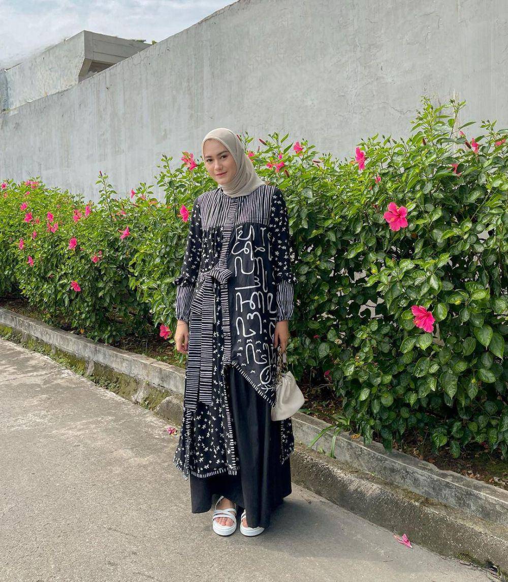 gaya OOTD kondangan ala selebgram hijab (instagram.com/kairissta)