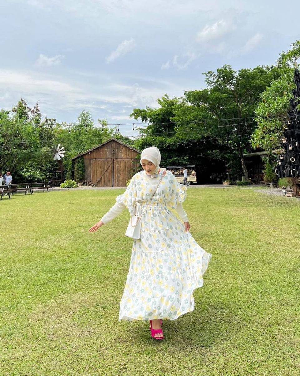 inspirasi outfit motif floral ala Rafika Rahma (instagram.com/rafikarahmaaa)