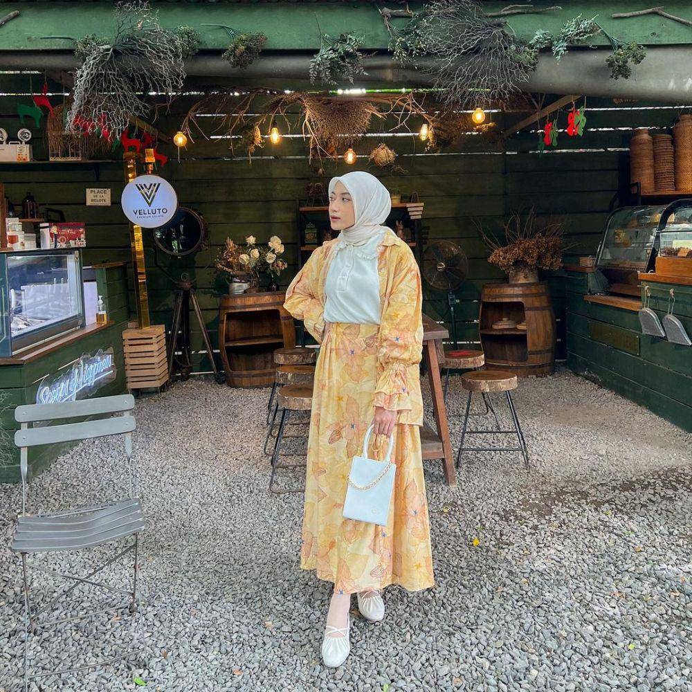 inspirasi outfit motif floral ala Rafika Rahma (instagram.com/rafikarahmaaa)