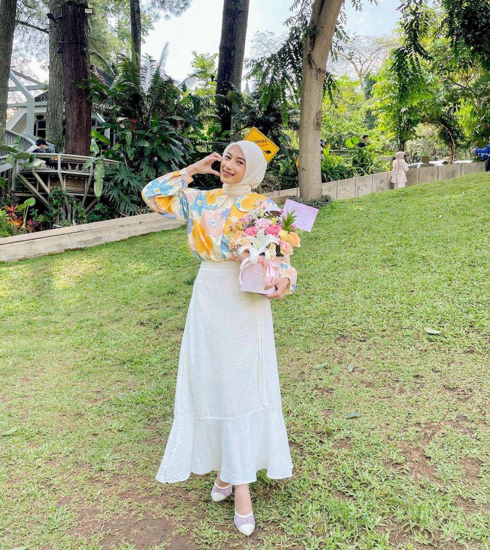 inspirasi outfit motif floral ala Rafika Rahma (instagram.com/rafikarahmaaa)