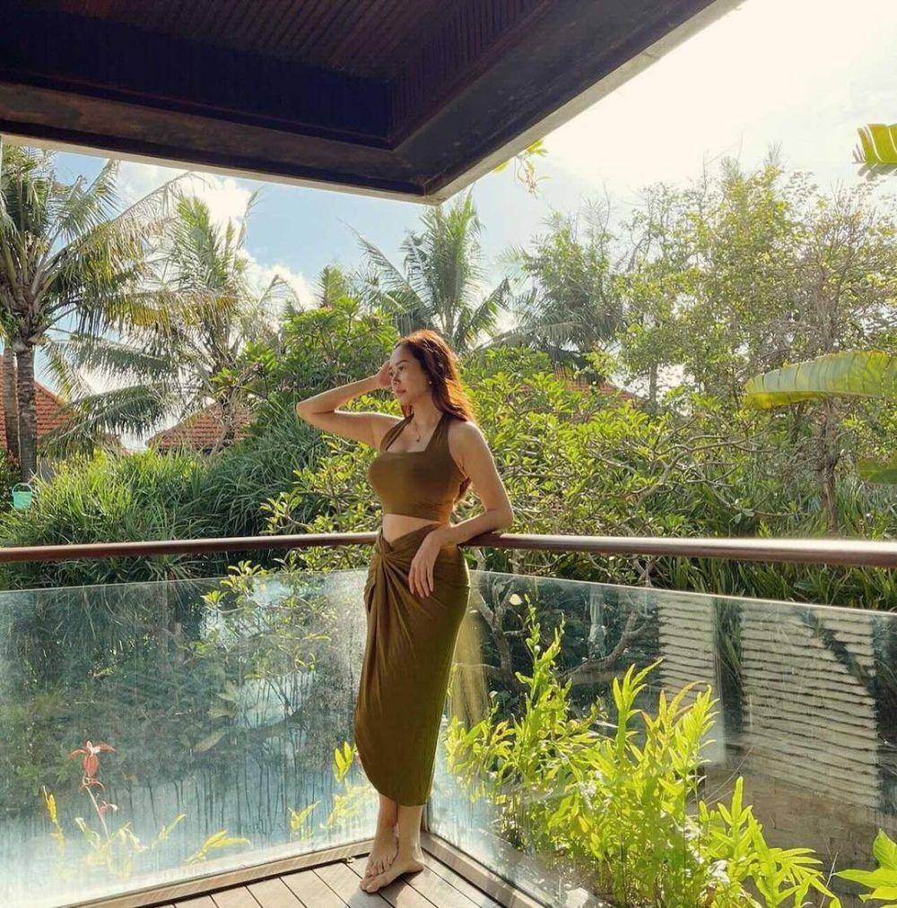 Gaya outfit Aura Kasih saat sedang liburan (instagram.com/aurakasih)
