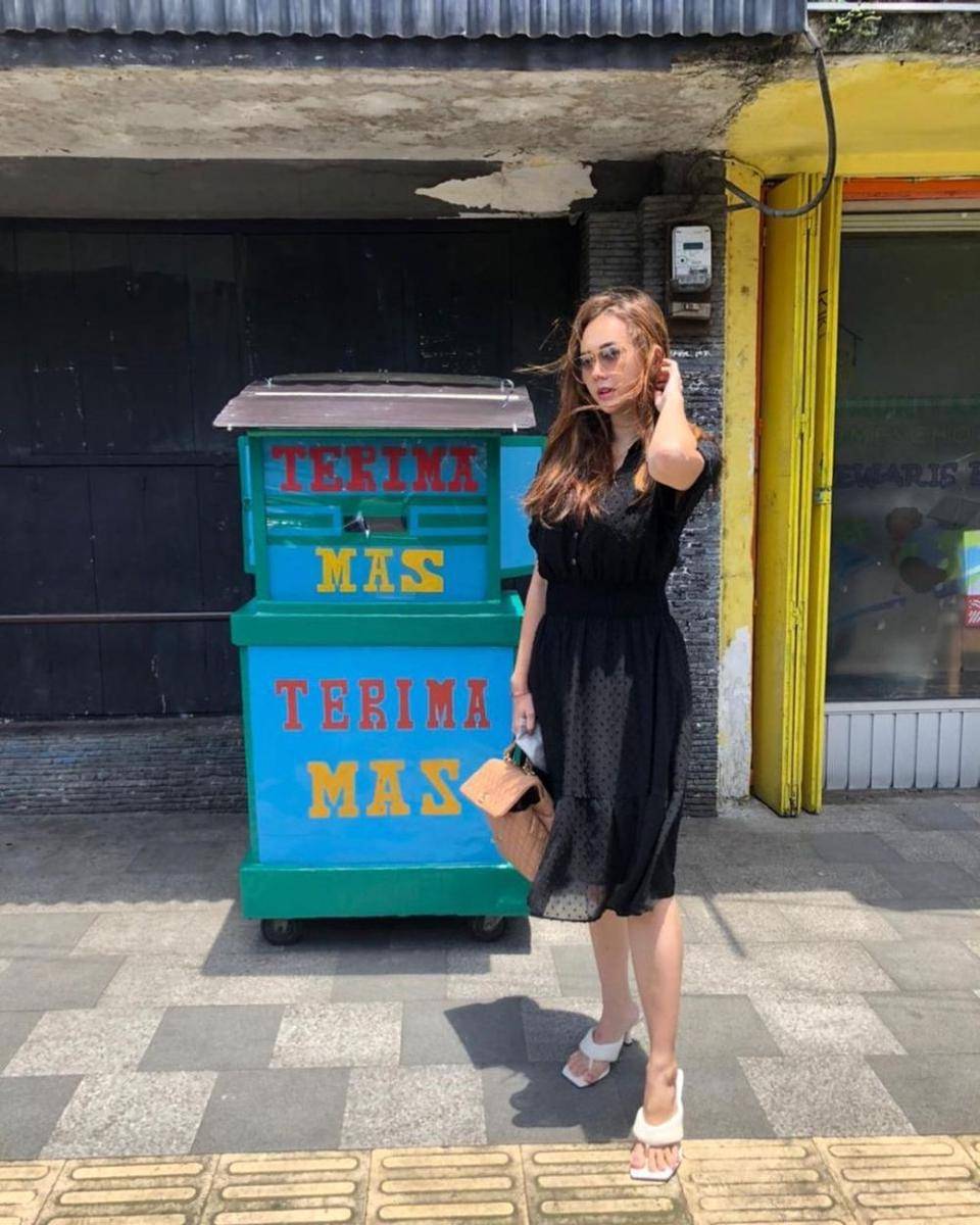 Gaya outfit Aura Kasih saat sedang liburan (instagram.com/aurakasih)