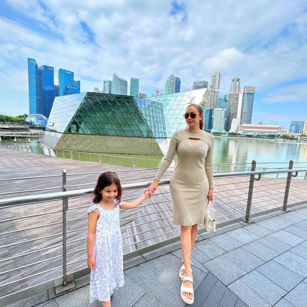 Gaya outfit Aura Kasih saat sedang liburan (instagram.com/aurakasih)