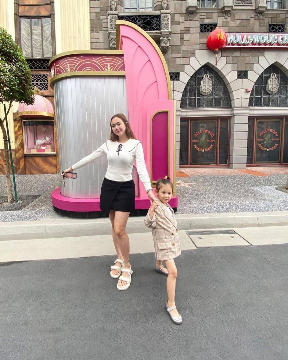 Gaya outfit Aura Kasih saat sedang liburan (instagram.com/aurakasih)