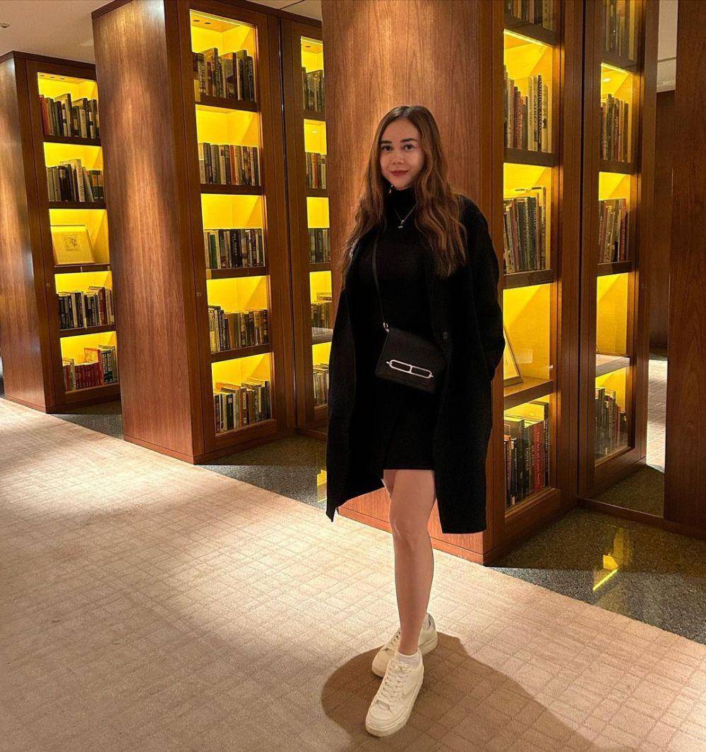 Gaya outfit Aura Kasih saat sedang liburan (instagram.com/aurakasih)