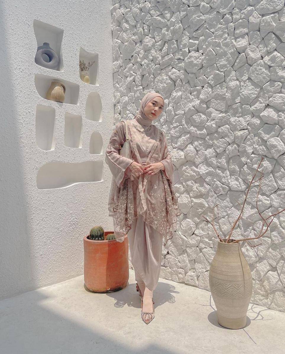 gaya OOTD kondangan ala selebgram hijab (instagram.com/denisarani)